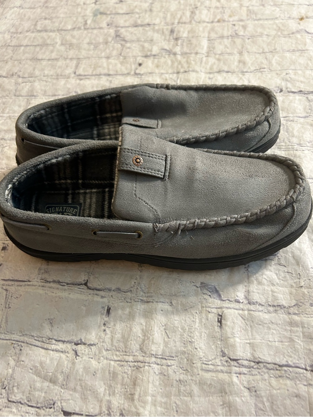 SIGNATURE BY LEVI STRAUSS & CO. MENS MEMORY FOAM MOCCASIN FAUX SUEDE SLIPPERS L